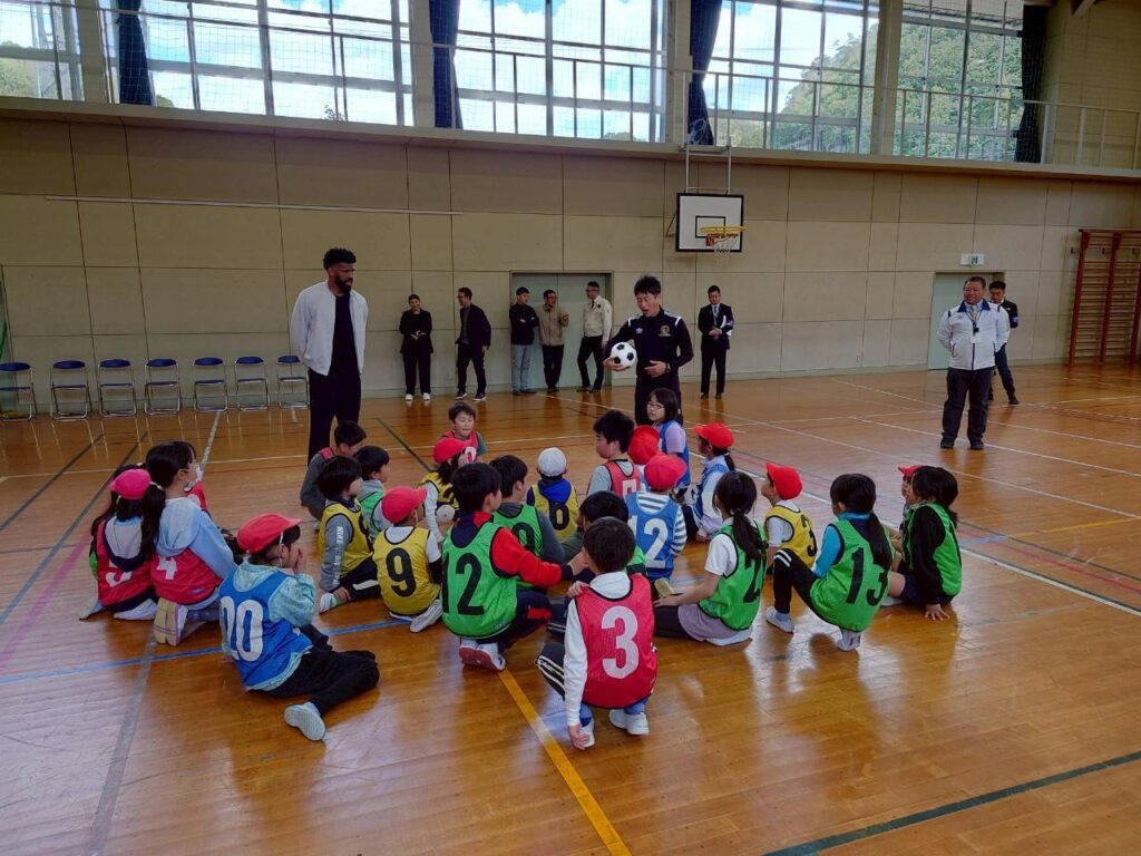 「三和小学校　サッカーボール寄贈式に参加してきました」
